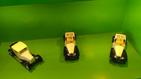 Classic Vintage Car Model Set – Timeless Elegance in Miniature